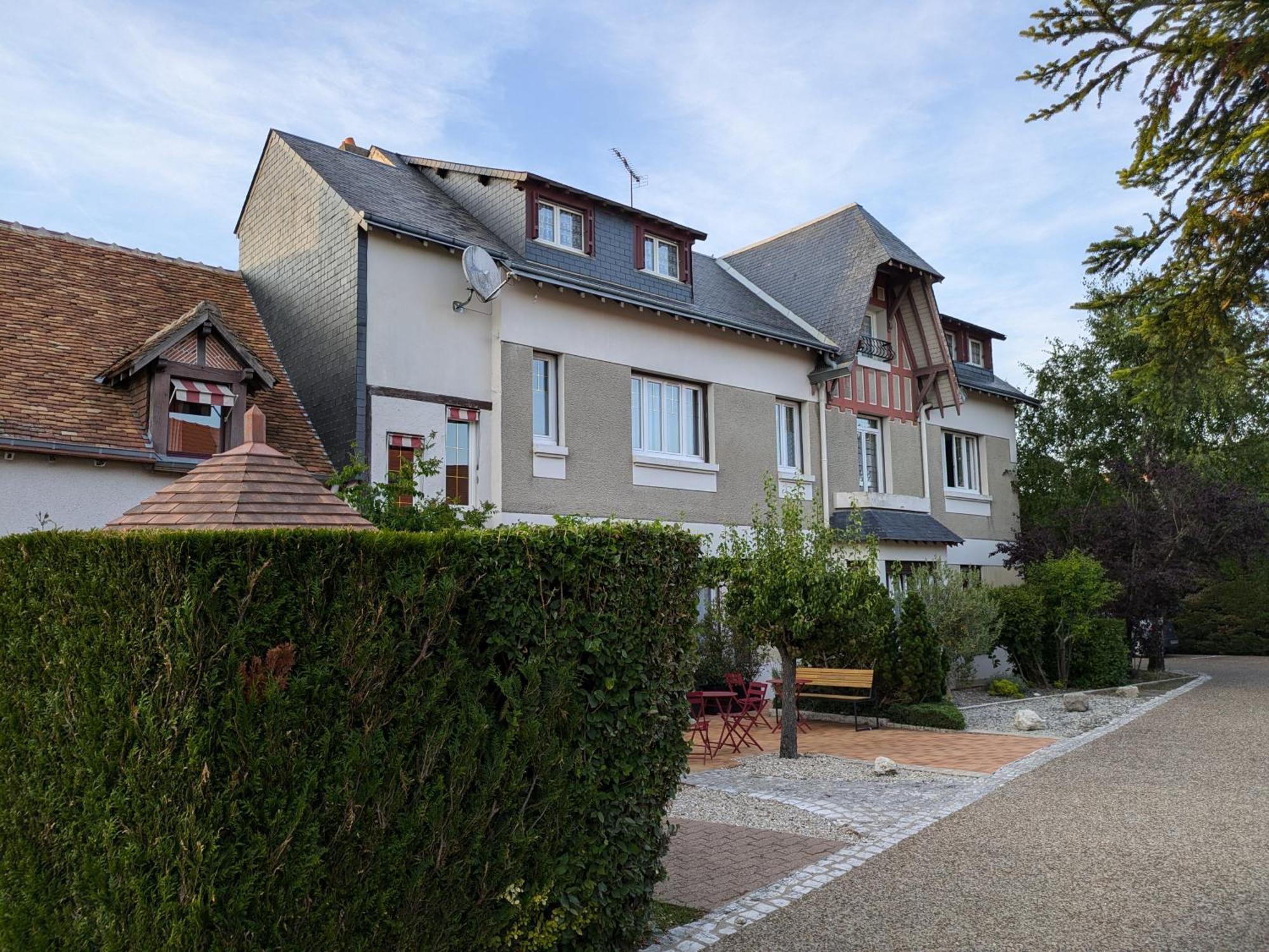 Logis Hotel Le Saint Florent Mont-près-Chambord Exteriér fotografie